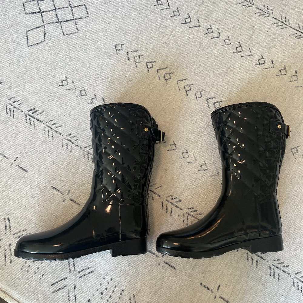 Brand new, never worn Hunter boot. Refined gloss quilt short